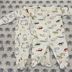 EUC Carter’s Onesies - set of 2 🚭